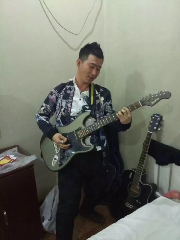 小吉他的第一张照片--济南相亲服务中心