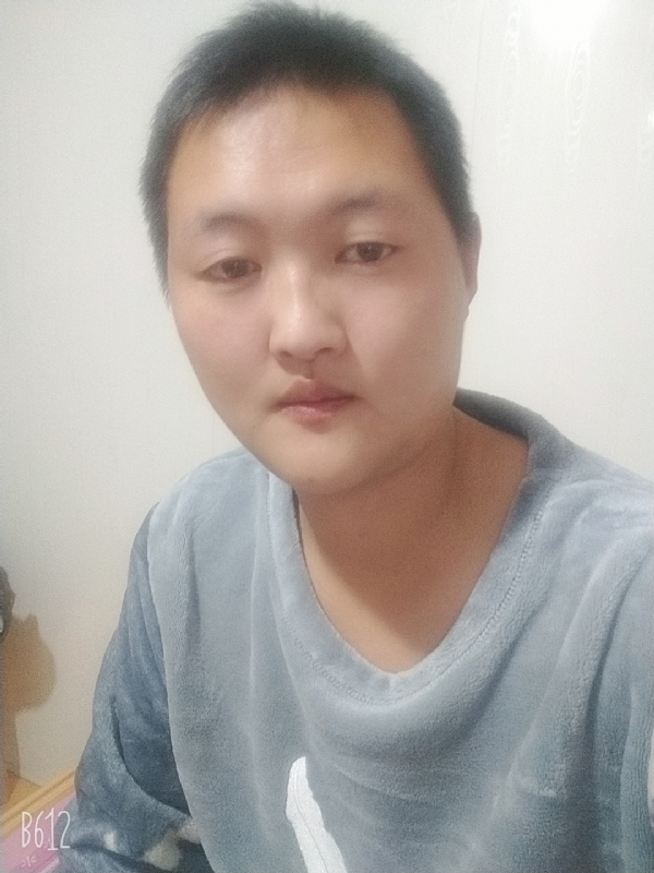 烟圈里透着伤的第一张照片--济南相亲服务中心