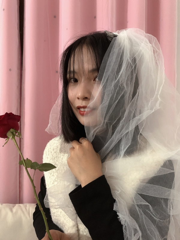 持紫菜包饭的女孩的第一张照片--济南相亲服务中心
