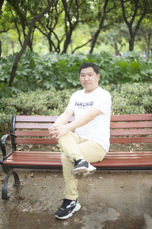 抱着鱼睡觉的猫的第一张照片--济南相亲服务中心