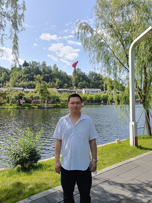 风雨相伴的第一张照片--济南相亲服务中心